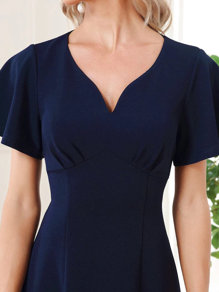 Kurzes Midikleid für die Brautmutter mit Flatterärmeln und V-Ausschnitt 