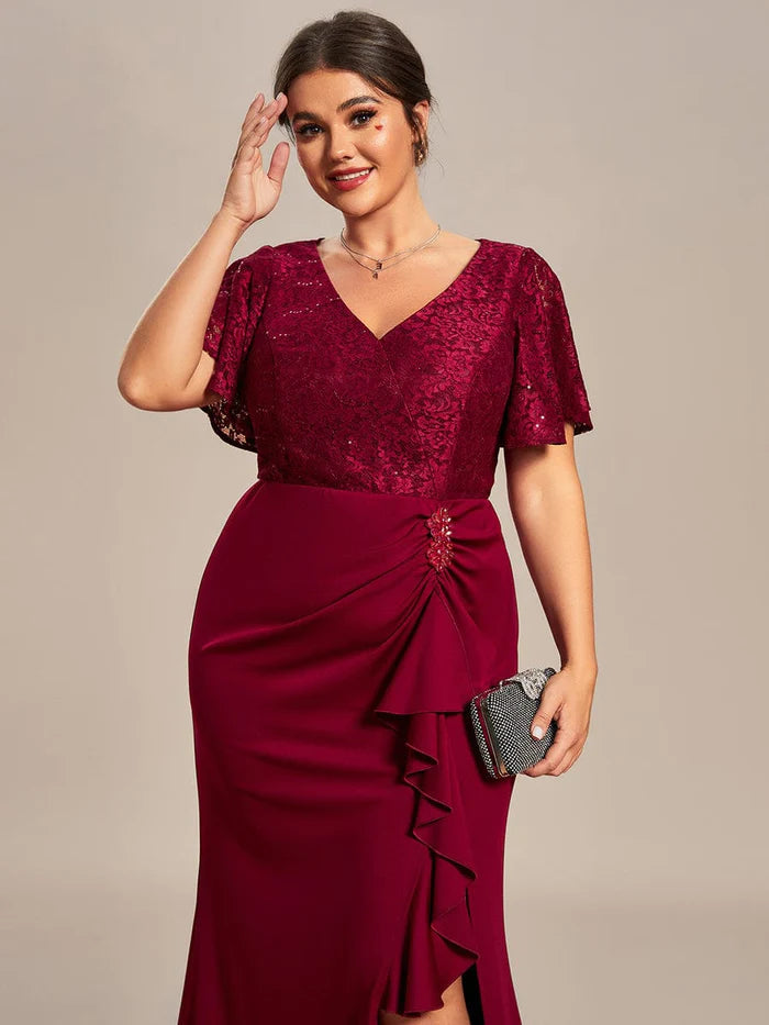 Plus Size Kleid für die Brautmutter mit Lotusblatt-Saum und Spitzenoberteil 
