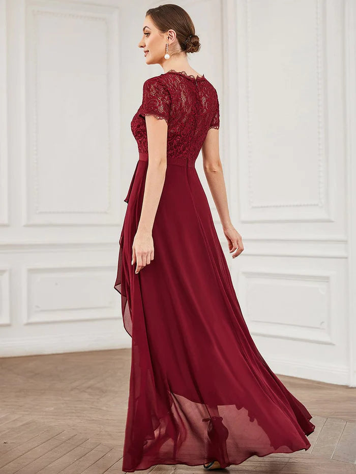 Chiffonkleid mit Spitze und kurzen Ärmeln und Rüschen 