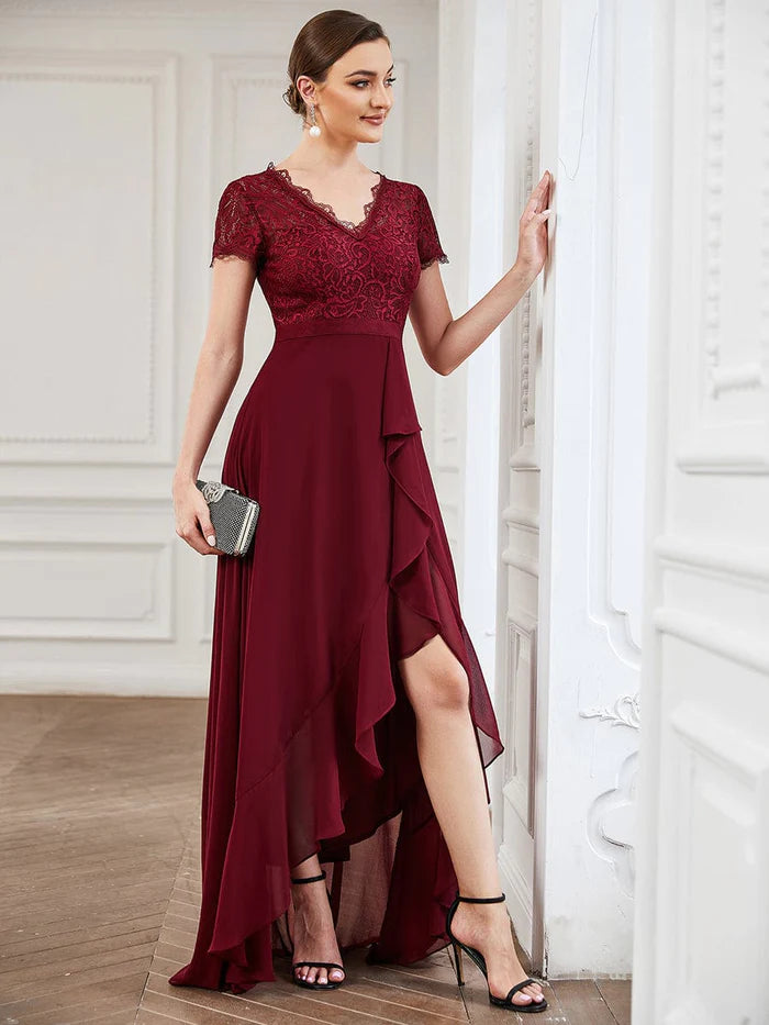 Chiffonkleid mit Spitze und kurzen Ärmeln und Rüschen 