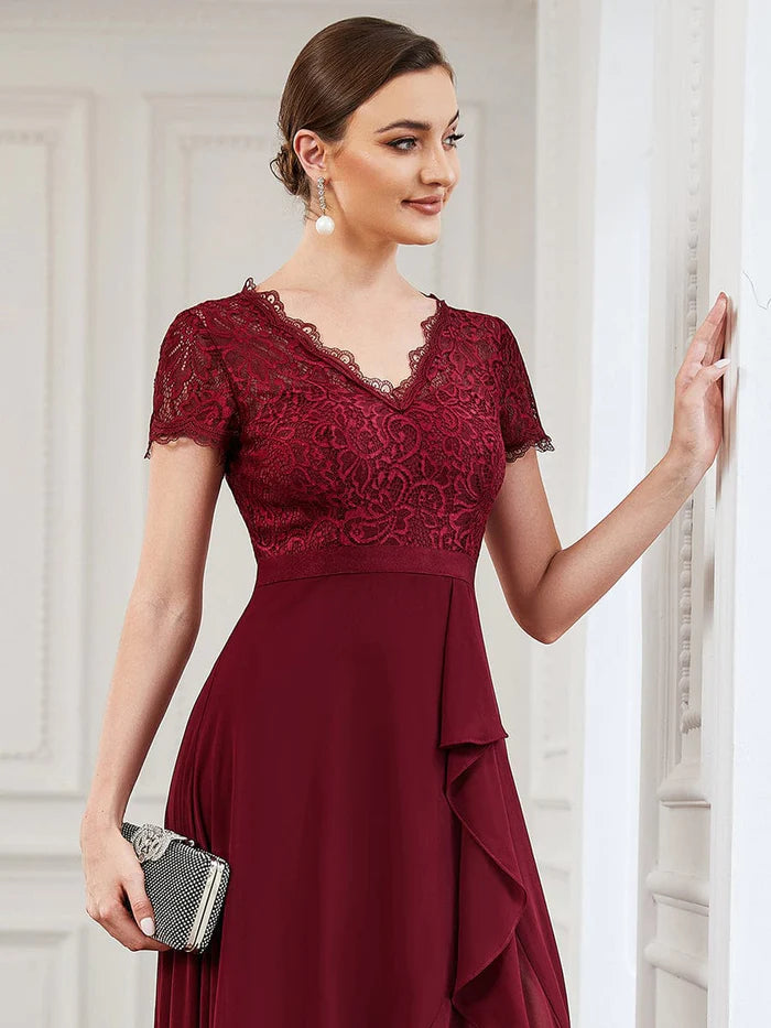 Chiffonkleid mit Spitze und kurzen Ärmeln und Rüschen 