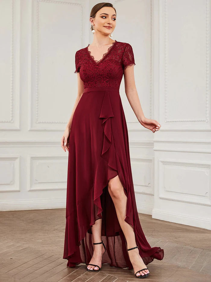 Chiffonkleid mit Spitze und kurzen Ärmeln und Rüschen 