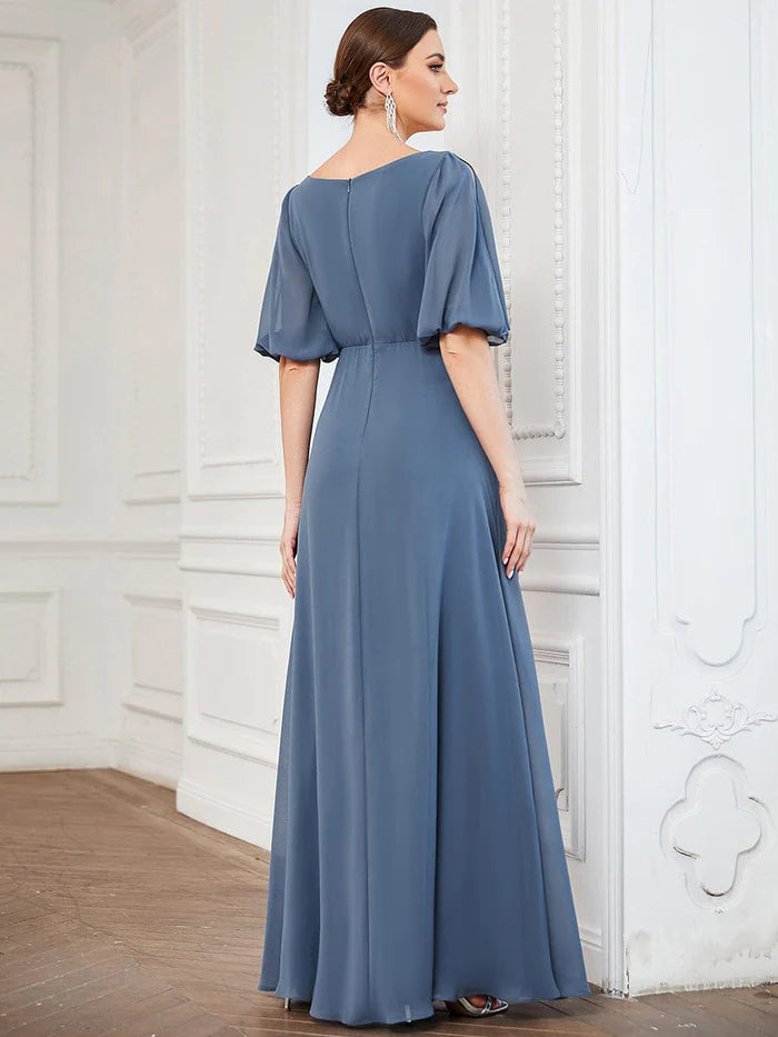 Chiffonkleid für die Brautmutter mit Plissierung, V-Ausschnitt und Schlitzärmeln 