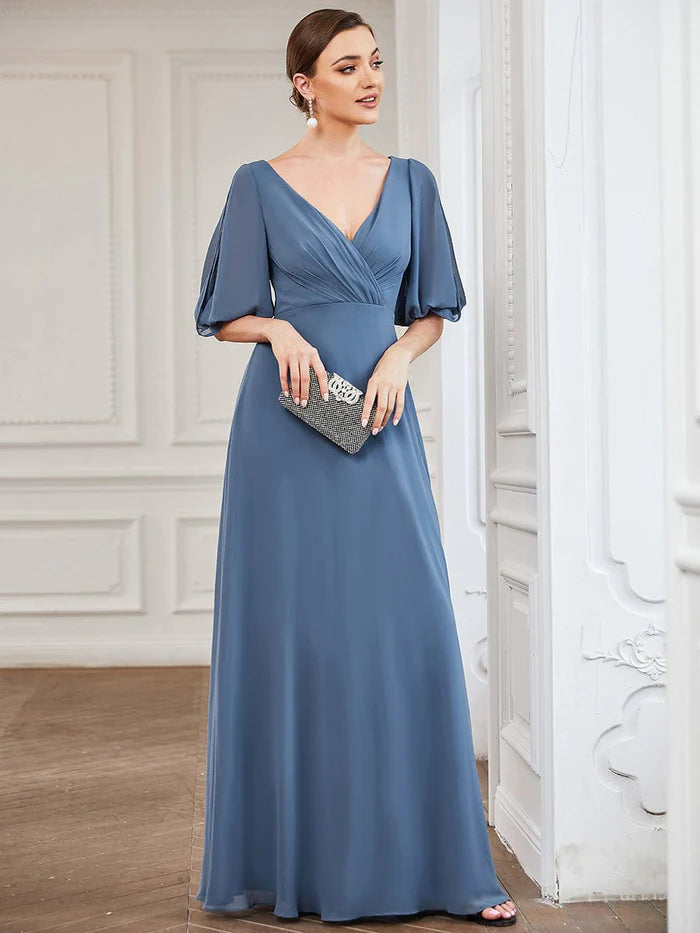 Chiffonkleid für die Brautmutter mit Plissierung, V-Ausschnitt und Schlitzärmeln 