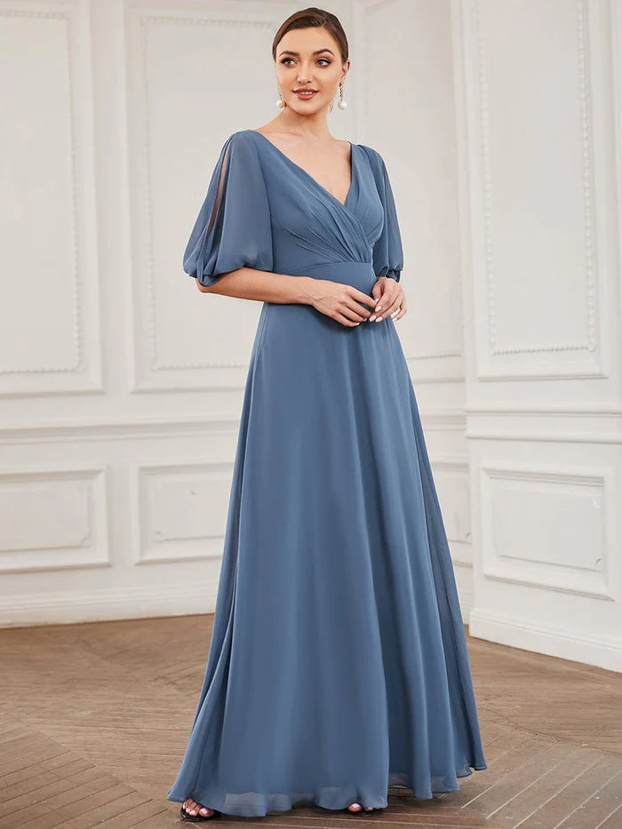 Chiffonkleid für die Brautmutter mit Plissierung, V-Ausschnitt und Schlitzärmeln 