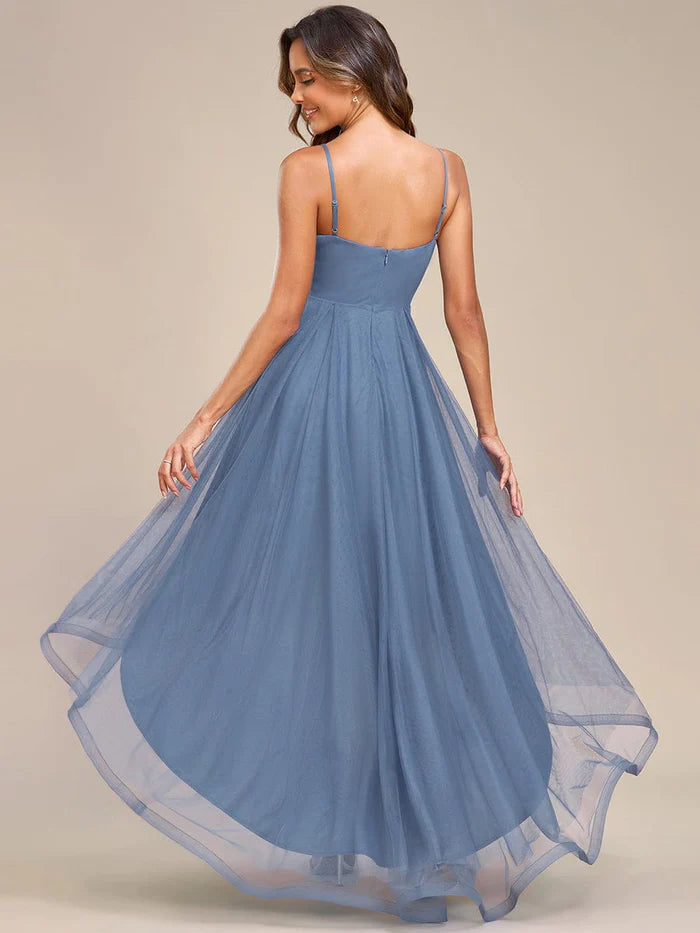 Stilvolles High-Low-Ballkleid mit floraler Stickerei an der Taille 