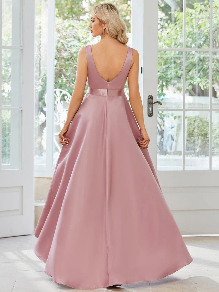 Schlichtes ärmelloses High-Low-Ballkleid aus Satin 
