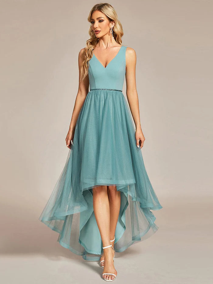 Ärmelloses High-Low-Ballkleid aus Tüll mit Taillenkette 