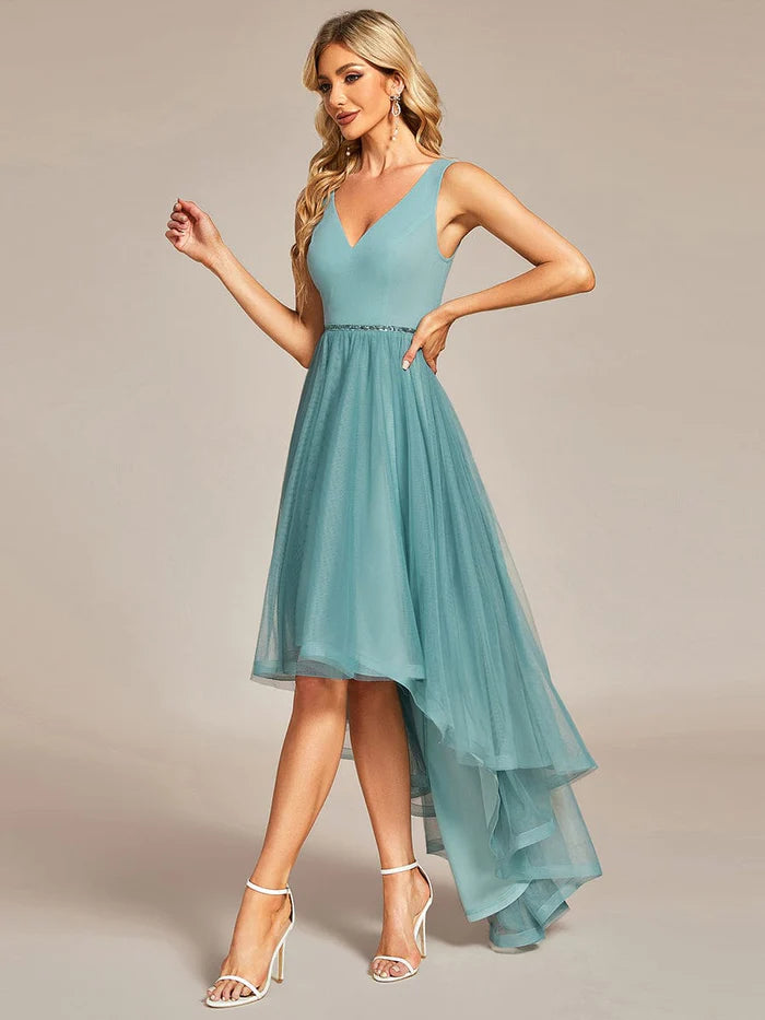 Ärmelloses High-Low-Ballkleid aus Tüll mit Taillenkette 