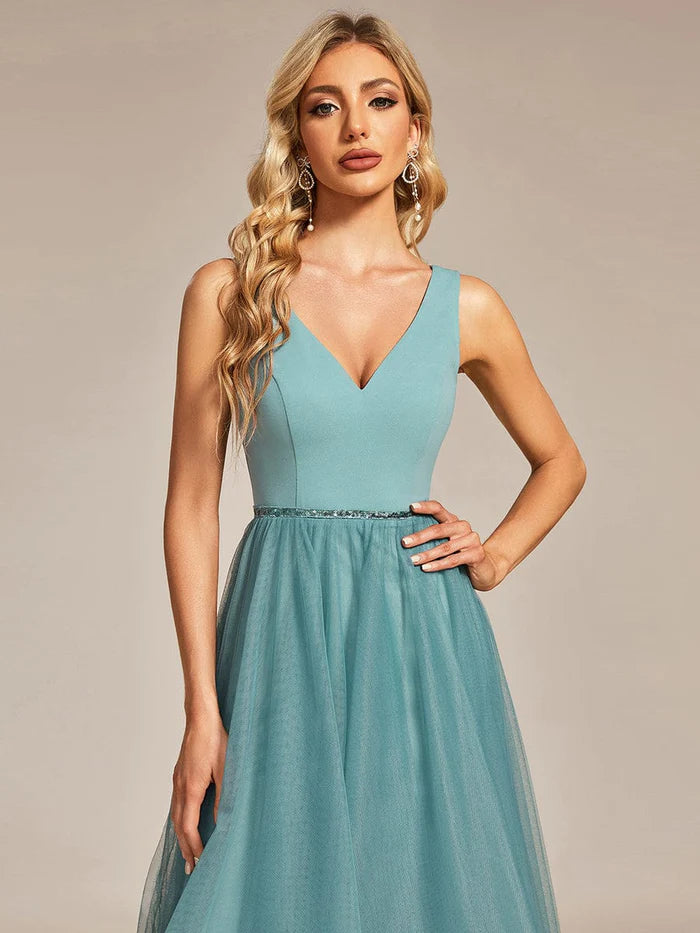 Ärmelloses High-Low-Ballkleid aus Tüll mit Taillenkette 