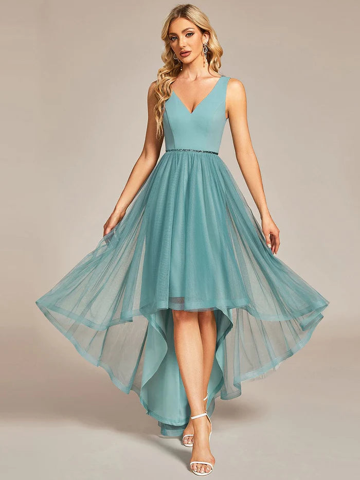 Ärmelloses High-Low-Ballkleid aus Tüll mit Taillenkette 