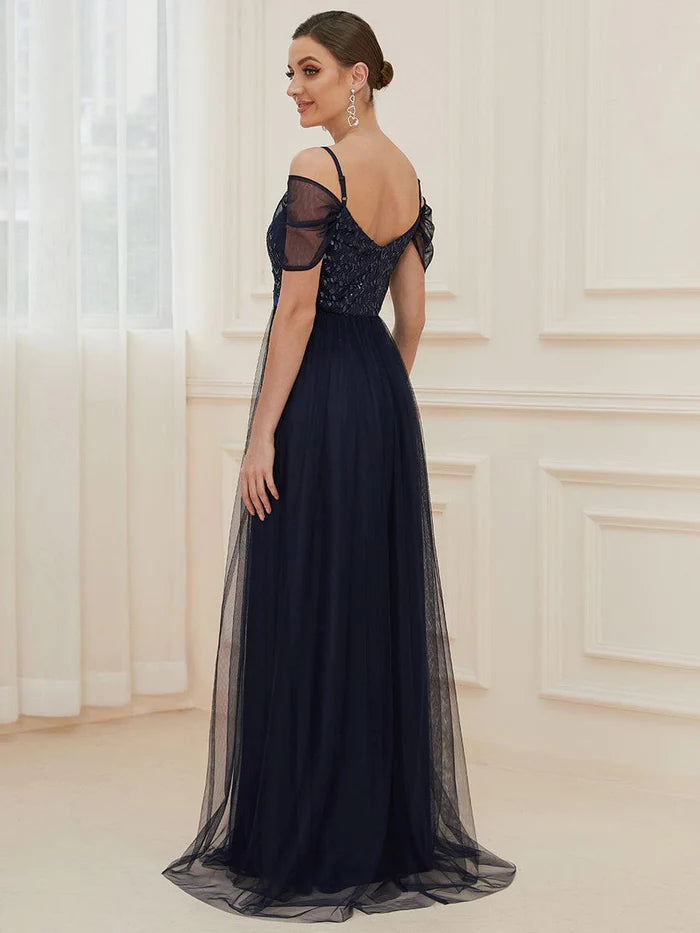 Robe de demoiselle d'honneur longue en tulle à épaules dénudées et corsage à sequins 