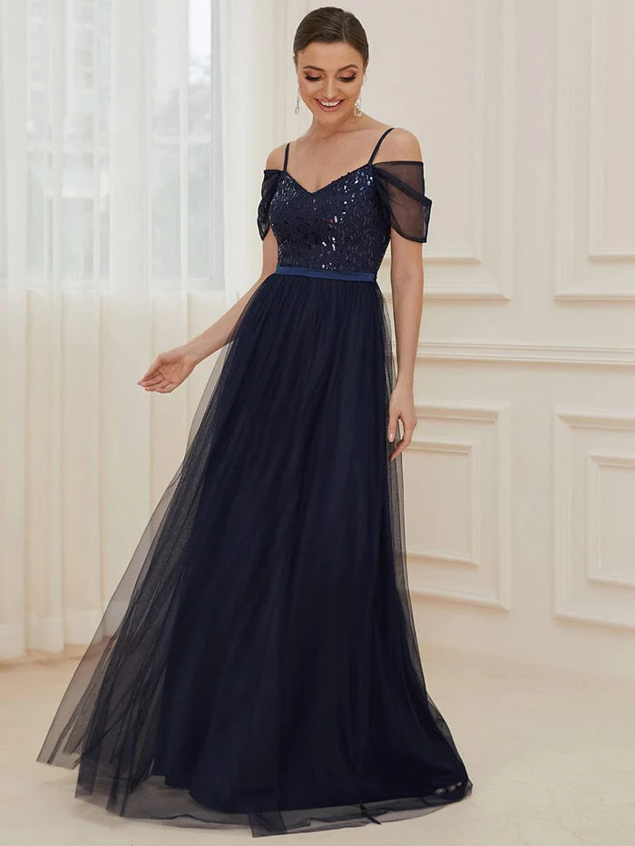 Robe de demoiselle d'honneur longue en tulle à épaules dénudées et corsage à sequins 