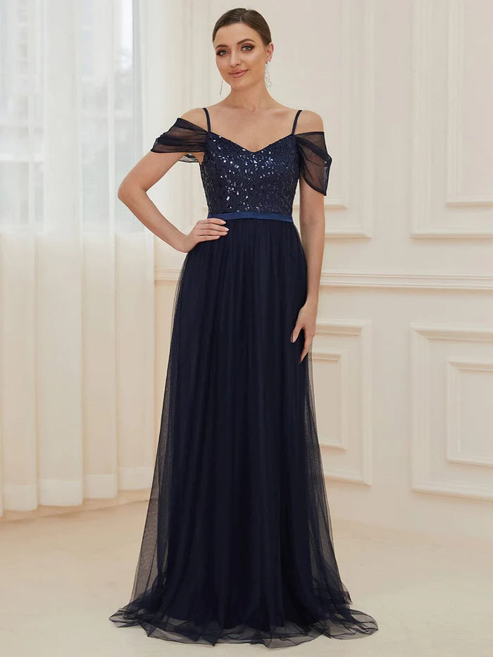 Robe de demoiselle d'honneur longue en tulle à épaules dénudées et corsage à sequins 