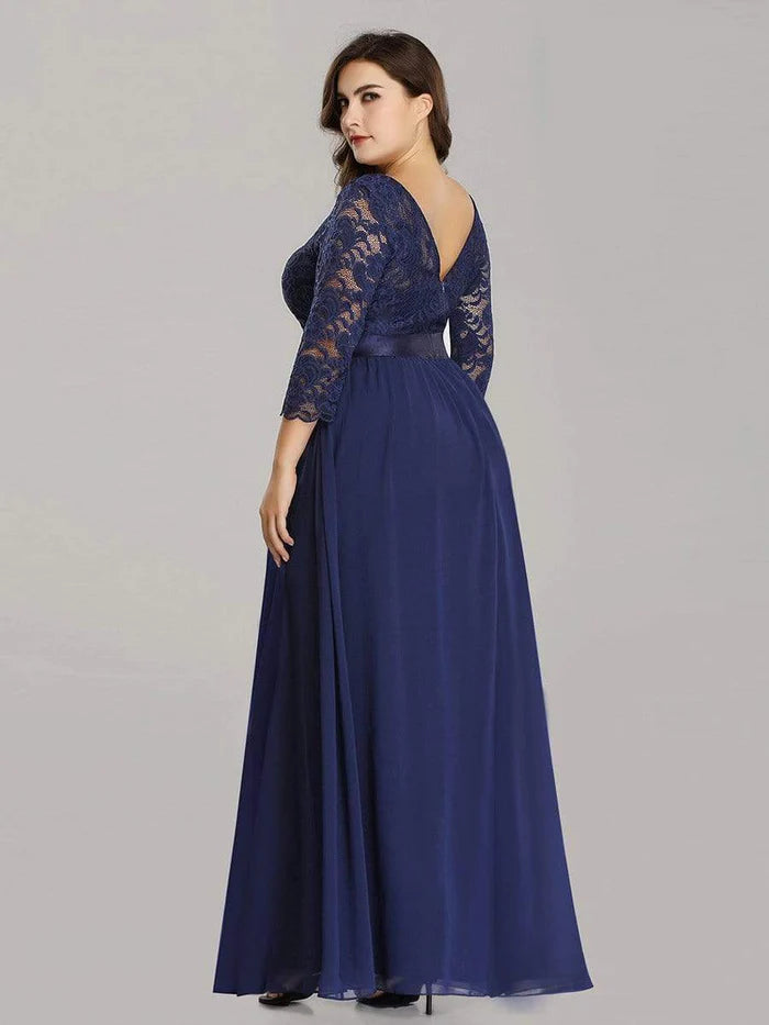 Schlichtes Abendkleid aus Spitze in Übergröße mit halblangen Ärmeln 