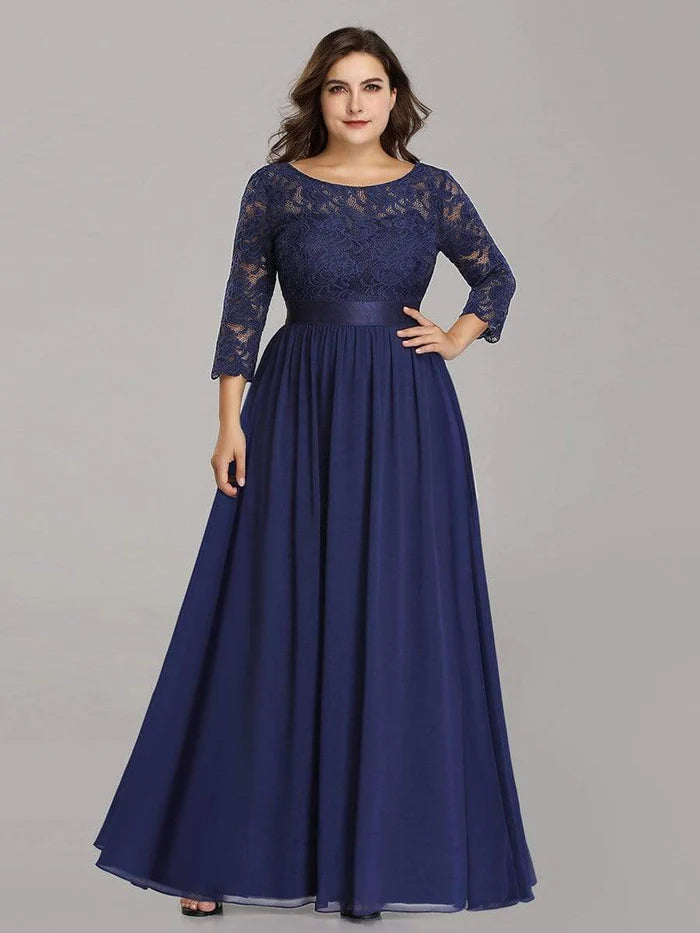 Schlichtes Abendkleid aus Spitze in Übergröße mit halblangen Ärmeln 