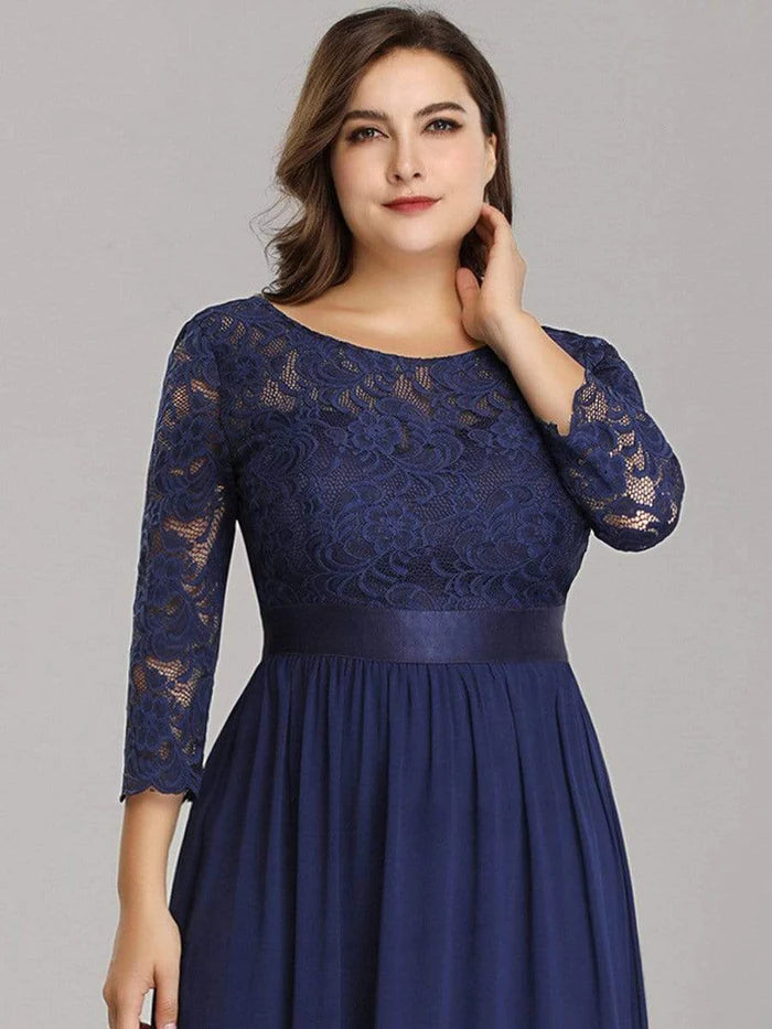 Schlichtes Abendkleid aus Spitze in Übergröße mit halblangen Ärmeln 