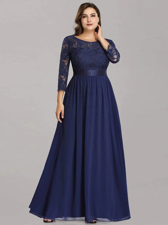 Schlichtes Abendkleid aus Spitze in Übergröße mit halblangen Ärmeln 