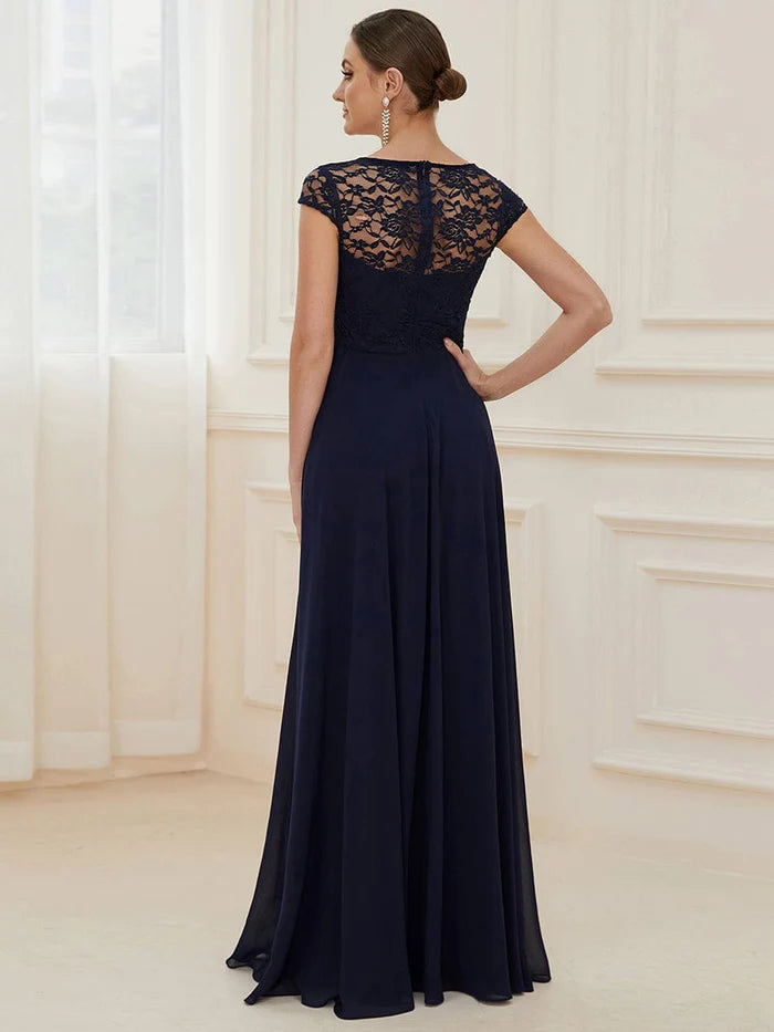 Kleid für Hochzeitsgäste mit Herzausschnitt und floraler Spitze und Flügelärmeln 