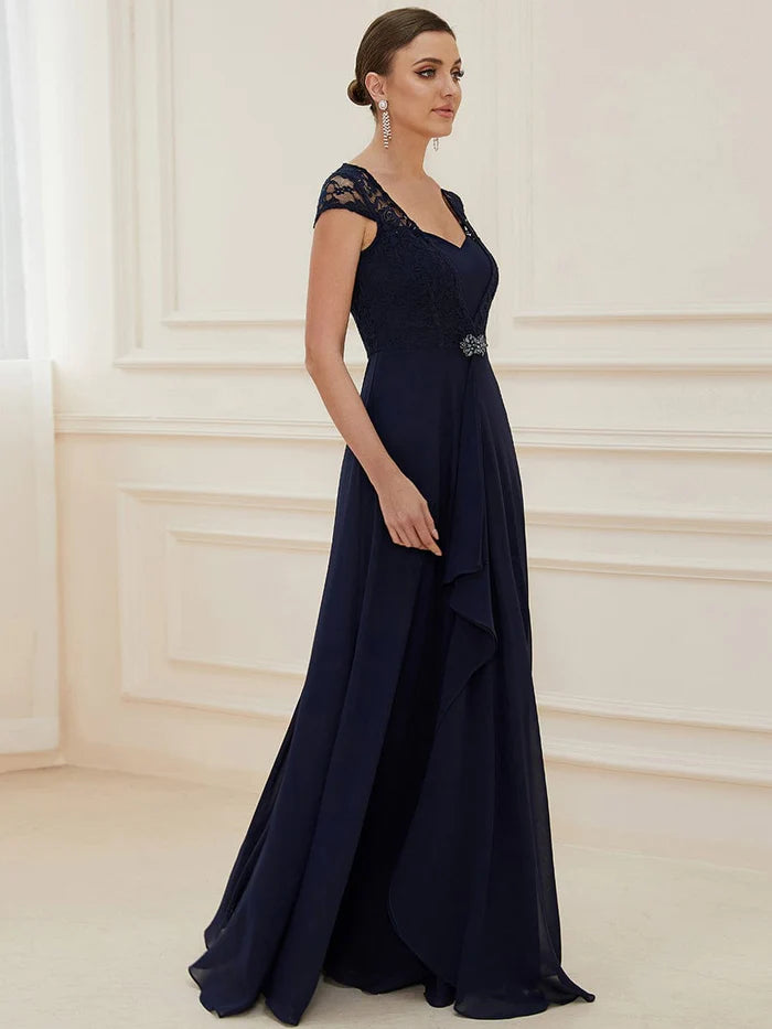 Kleid für Hochzeitsgäste mit Herzausschnitt und floraler Spitze und Flügelärmeln 