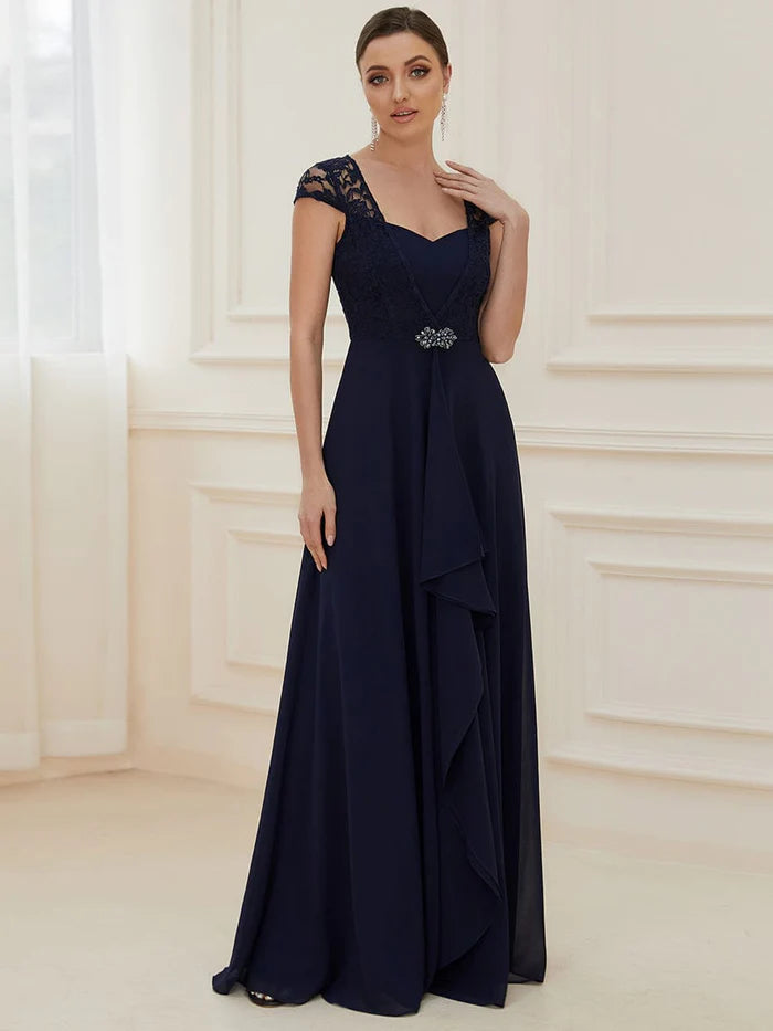 Kleid für Hochzeitsgäste mit Herzausschnitt und floraler Spitze und Flügelärmeln 