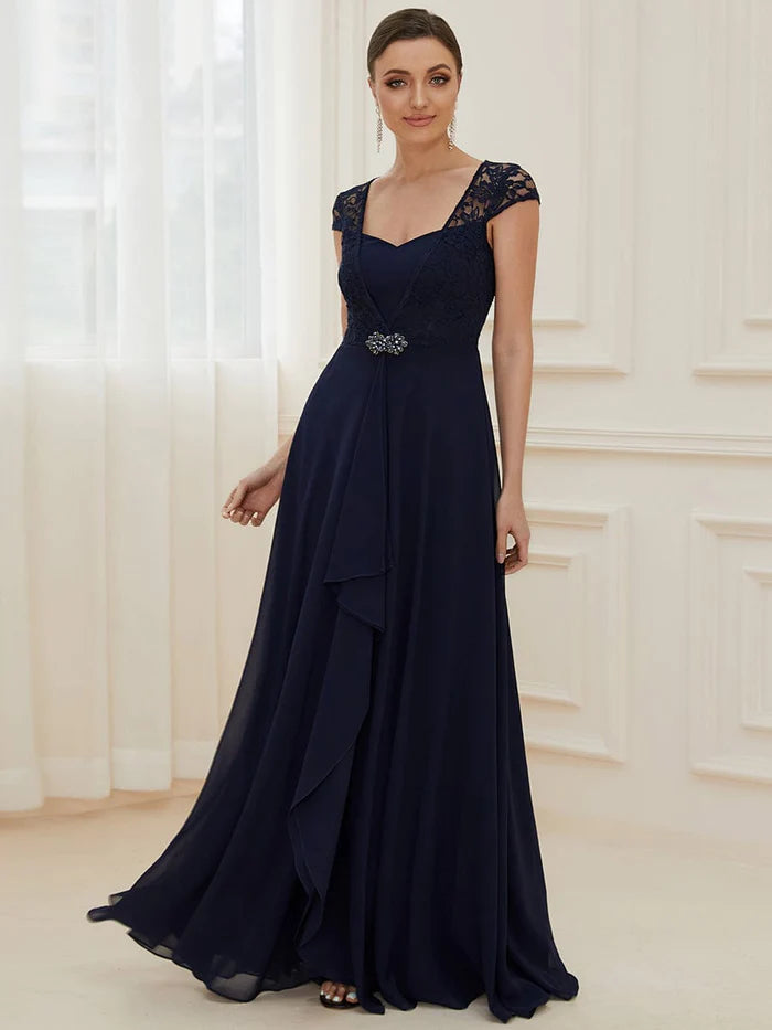 Kleid für Hochzeitsgäste mit Herzausschnitt und floraler Spitze und Flügelärmeln 