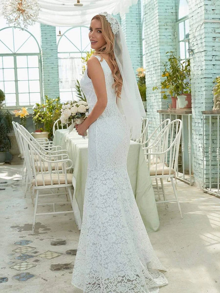 Robe de mariée délicate en dentelle à col en V profond et sans manches 