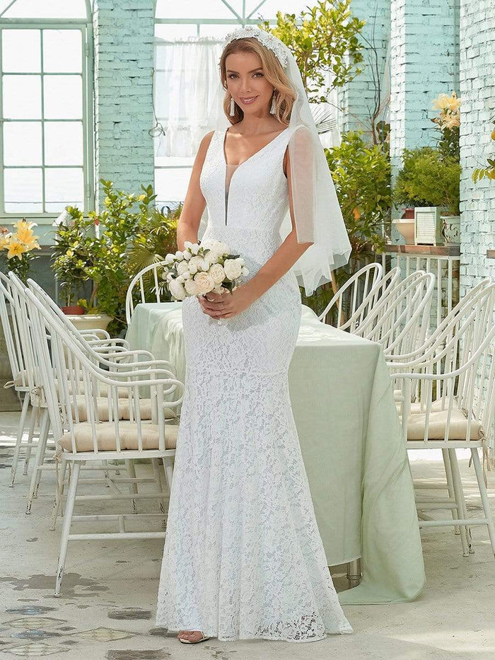 Robe de mariée délicate en dentelle à col en V profond et sans manches 