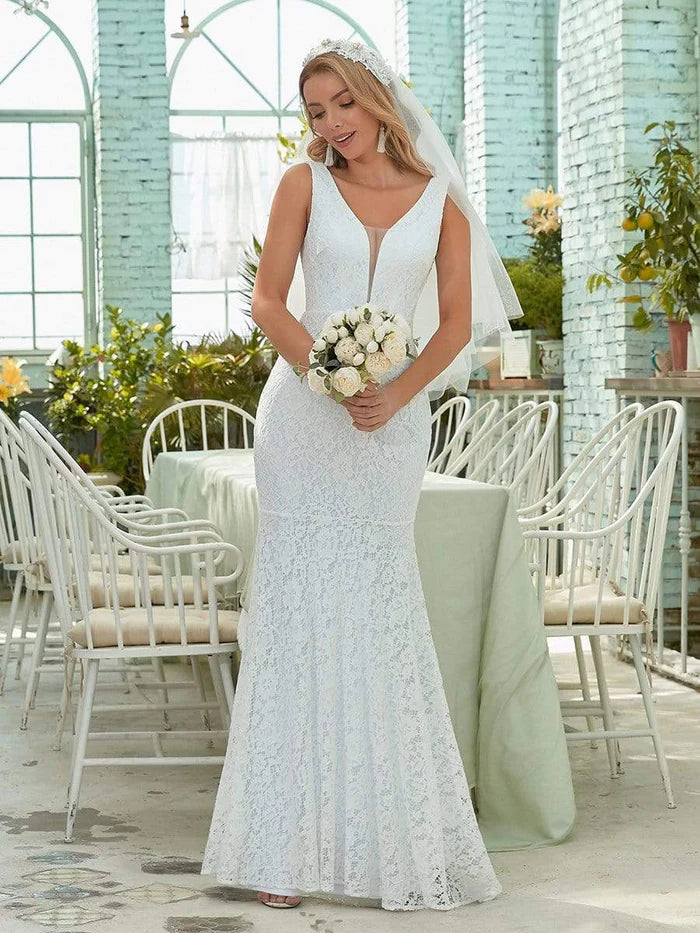 Robe de mariée délicate en dentelle à col en V profond et sans manches 