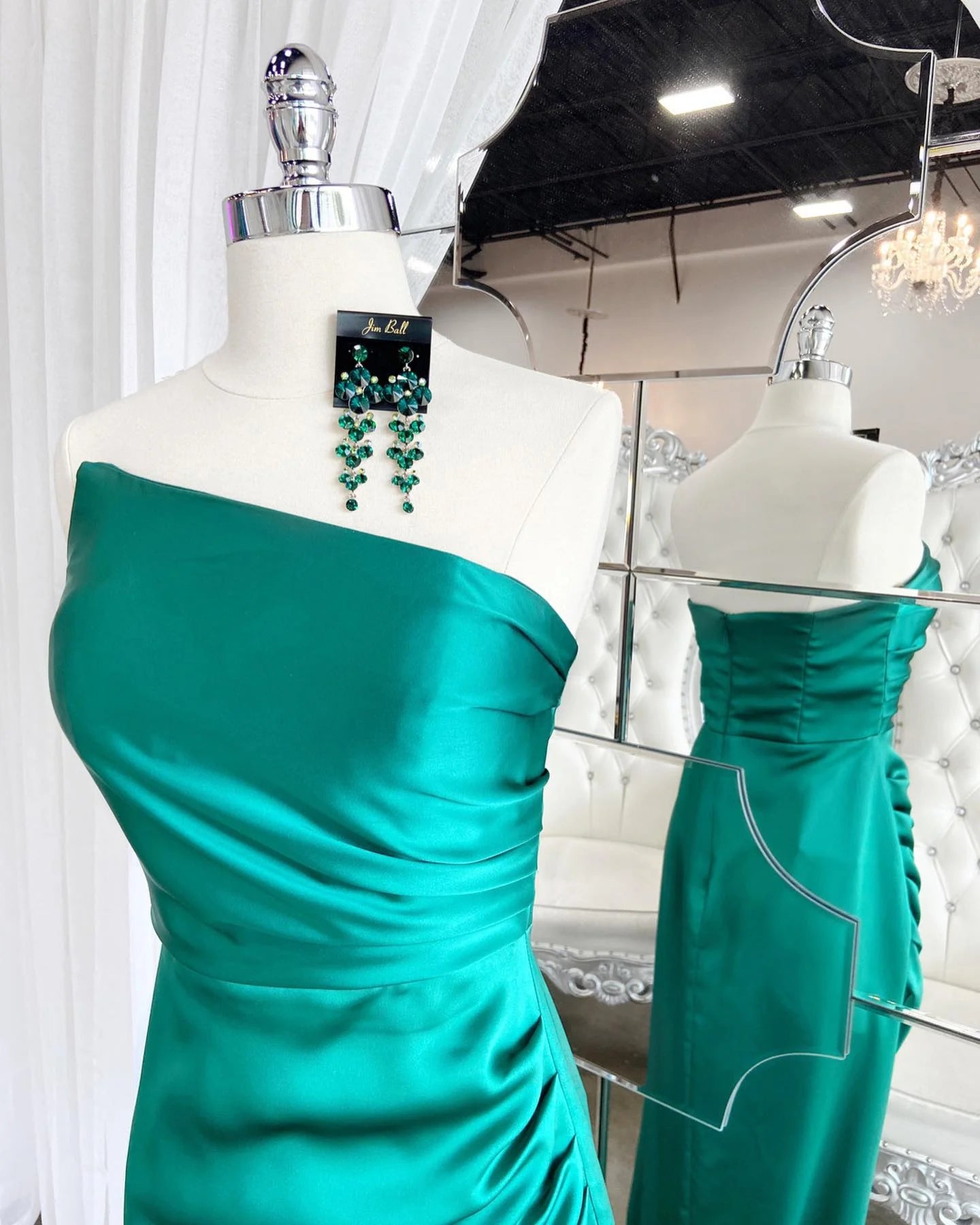 Elegant Strapless Ruched Satin Mermaid Evening Dress with High Slit in Emerald Green