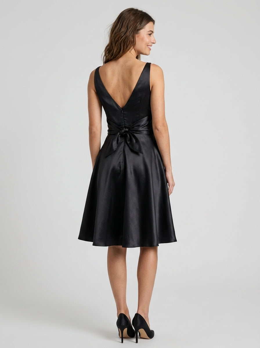 Elegant A-Line Deep V-Neck V-Back Bow Black Knee-Length Homecoming Dress