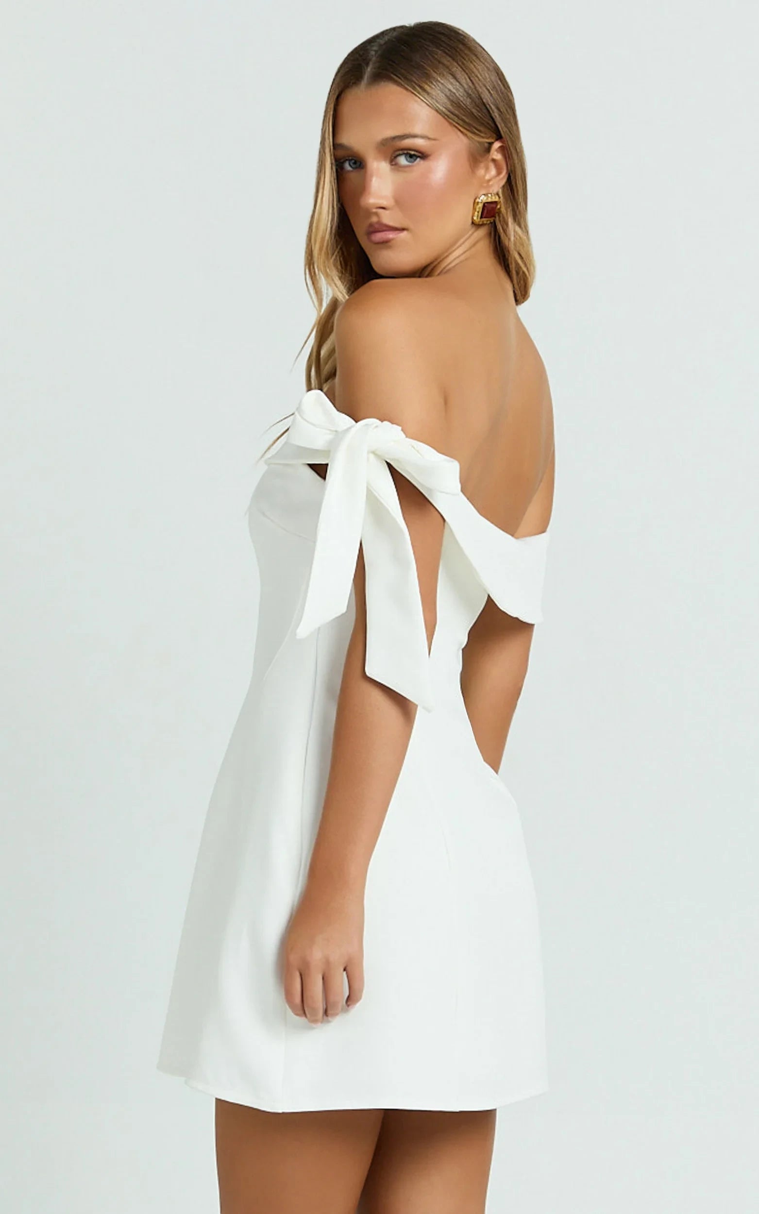 Elegant A-Line Off-Shoulder Bow-Detail Straight-Back Mini Homecoming Dresses for Chic Party Occasions