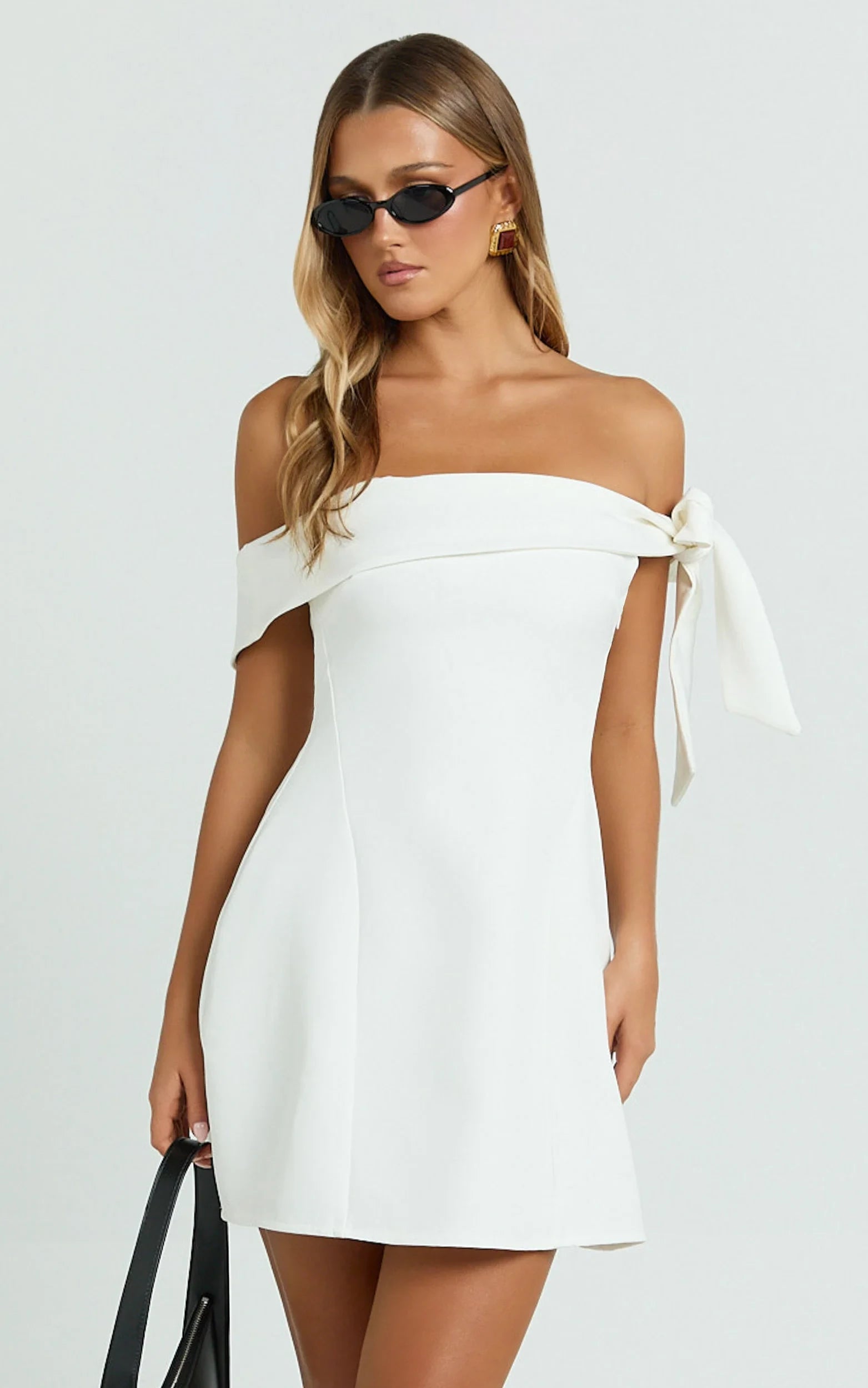 Elegant A-Line Off-Shoulder Bow Detail Mini Homecoming Dress with Structured Silhouette
