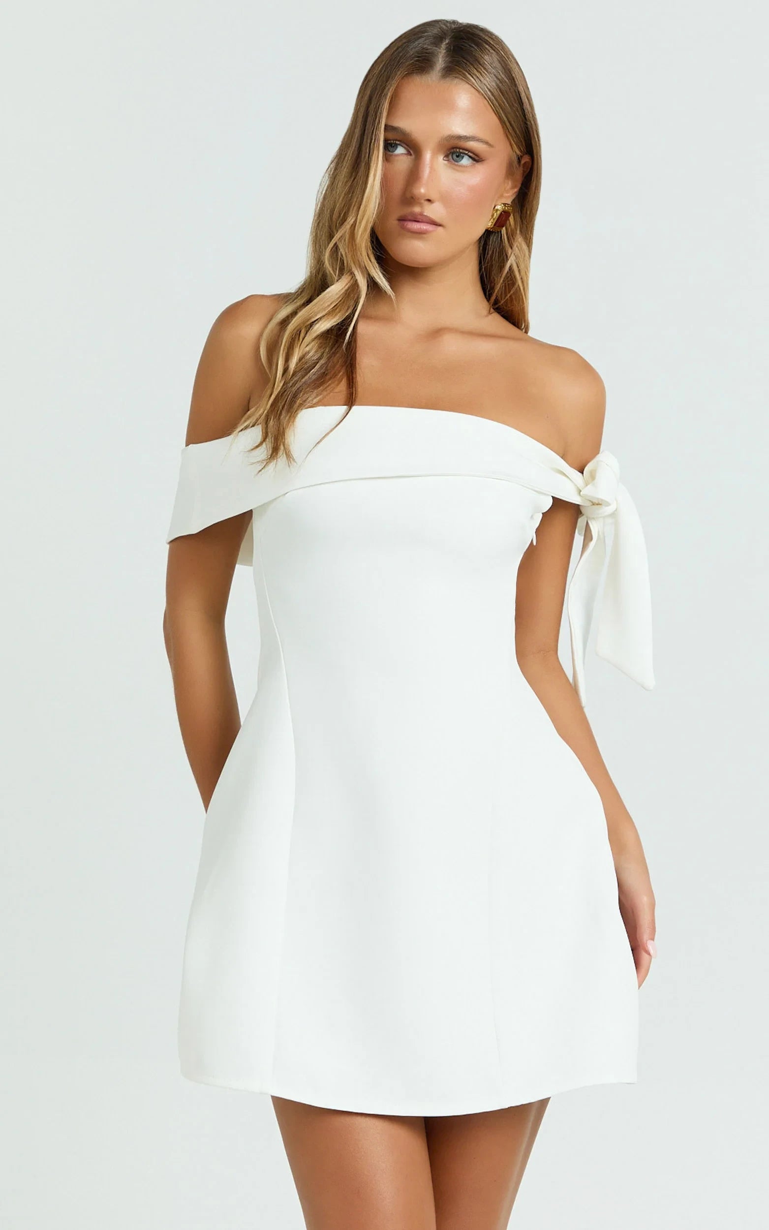 Elegant A-Line Off-Shoulder Bow Detail Mini Homecoming Dress with Structured Silhouette