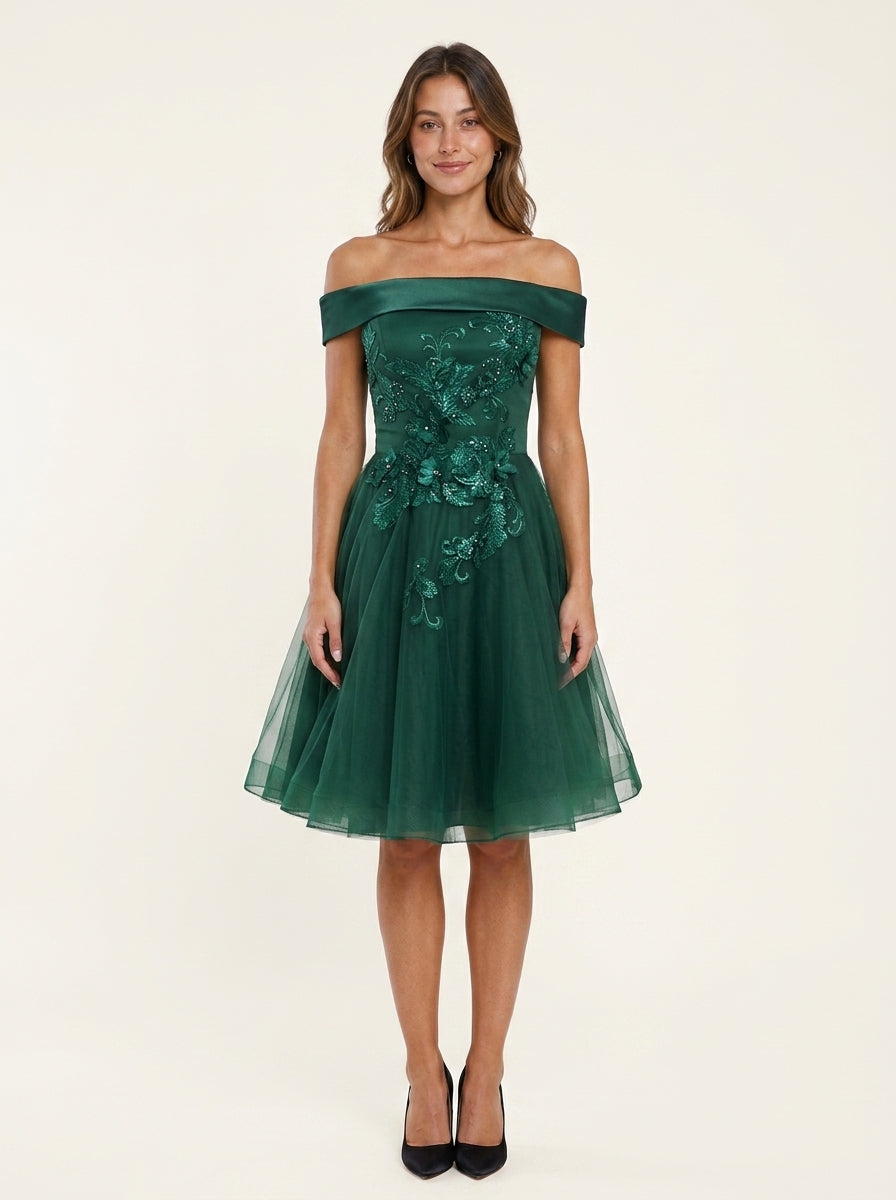 Elegant A-Line Off-Shoulder Short Sleeve Lace-Up Back Knee-Length Homecoming Dresses
