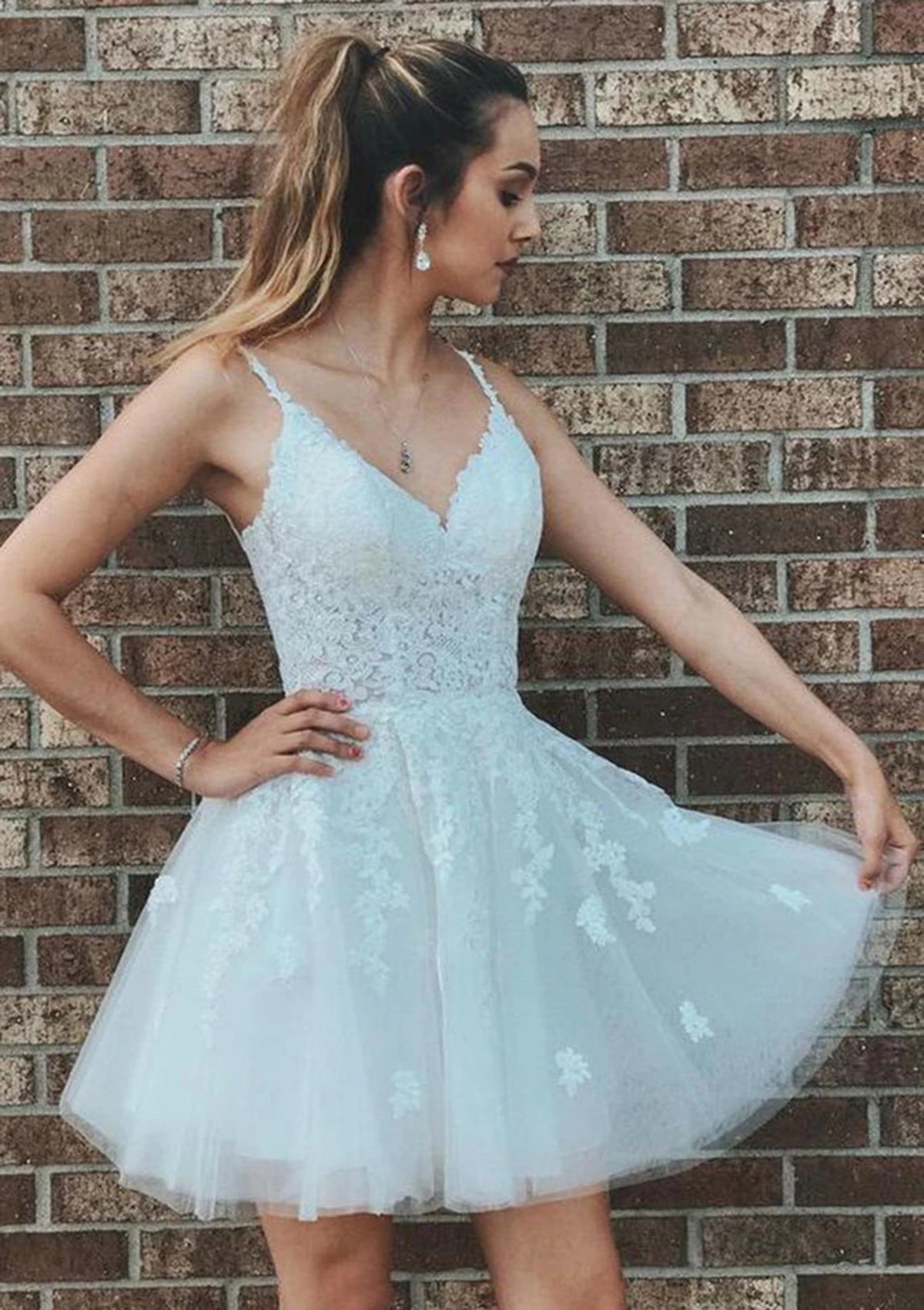 Elegant A-Line V-Neck Sleeveless Lace-Up Back Short Tulle Homecoming Dresses with Appliques