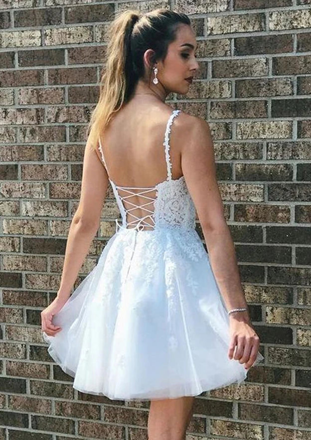Elegant A-Line V-Neck Sleeveless Lace-Up Back Short Tulle Homecoming Dresses with Appliques