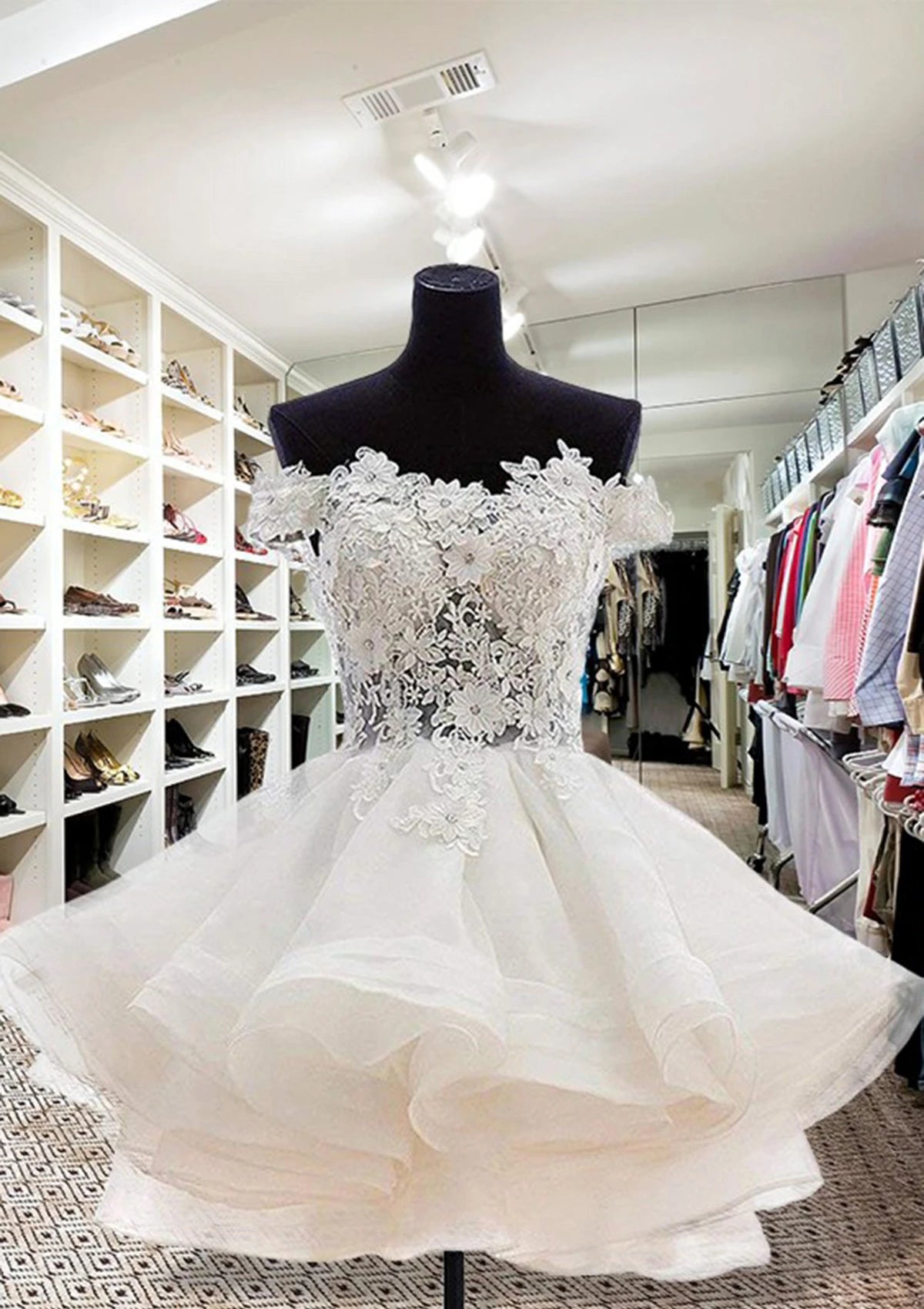 Elegant Fluffy A-line Off-Shoulder Sweetheart Short Sleeve Sheer Lace Back Short Homecoming Dresses