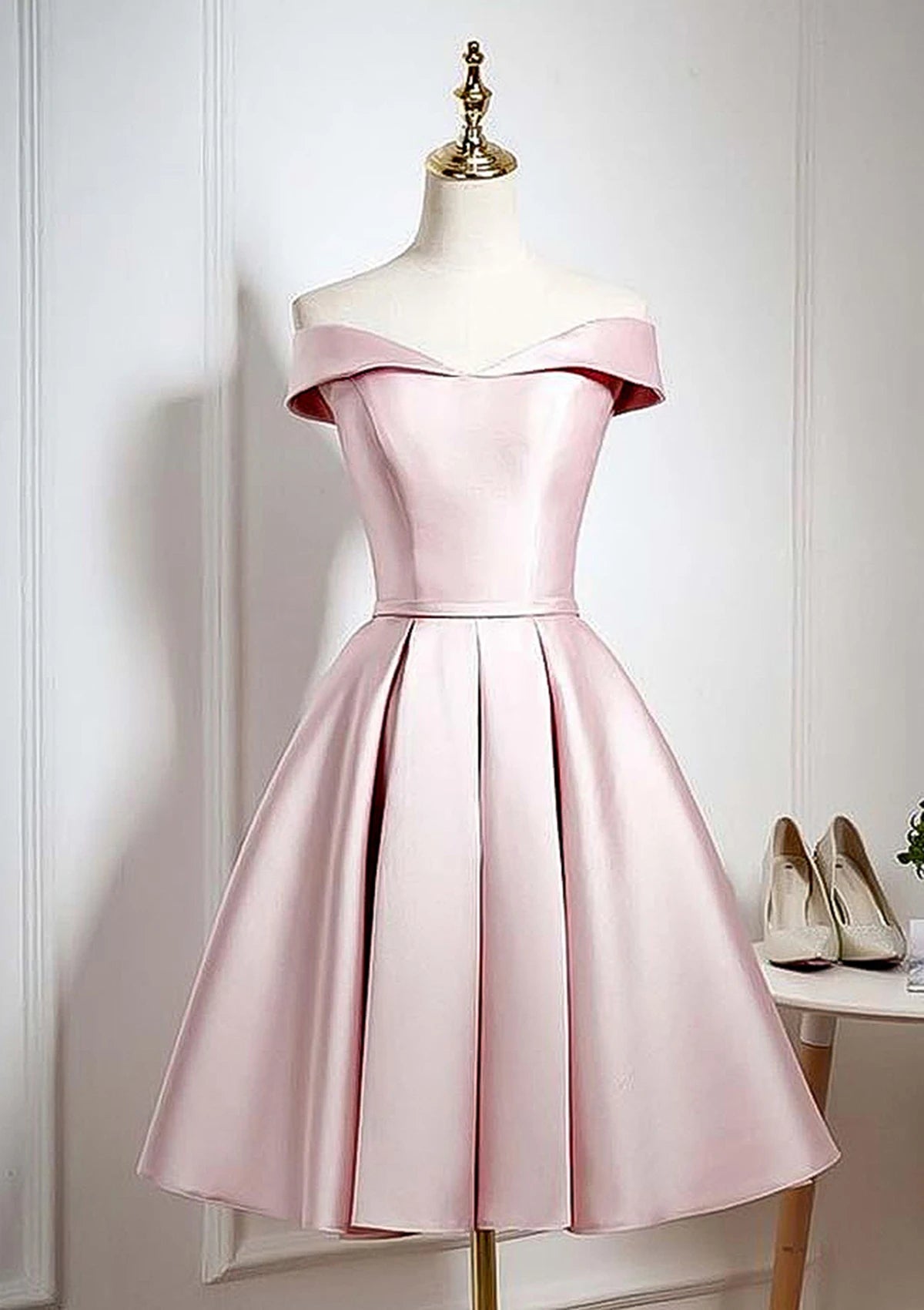 Elegant Off-Shoulder Sweetheart A-Line Lace-Up Back Knee-Length Satin Homecoming Dresses for Special Occasions