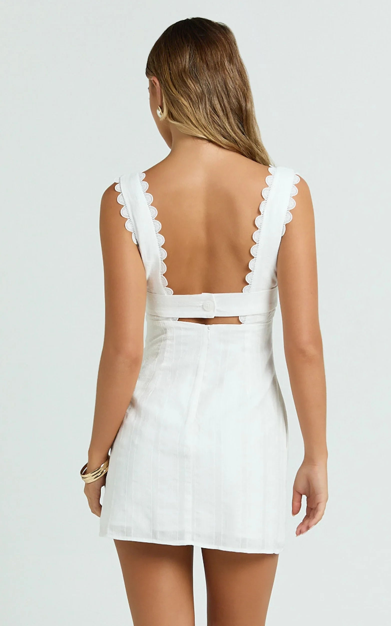 Elegant Scalloped Square Neck Sleeveless A-Line Mini Dress with Back Cutout for Homecoming Parties