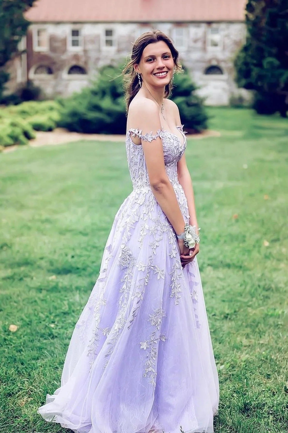 Floral Appliqué Tulle Gown – Off-the-Shoulder Prom Dress with Slit and Train