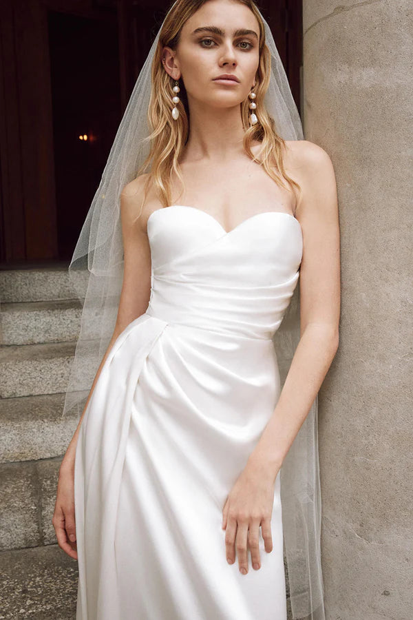 Etuikleid/Säulenkleid Freizeit Brautkleid Sweetheart Satin Plissee Strand Brautkleid