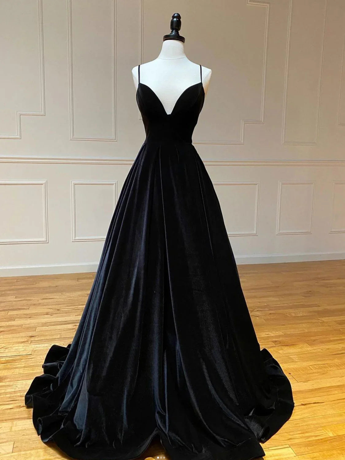 Glamorous Ball-Gown Sweetheart Spaghetti Strap Lace-Up Back Floor-Length Prom Dress
