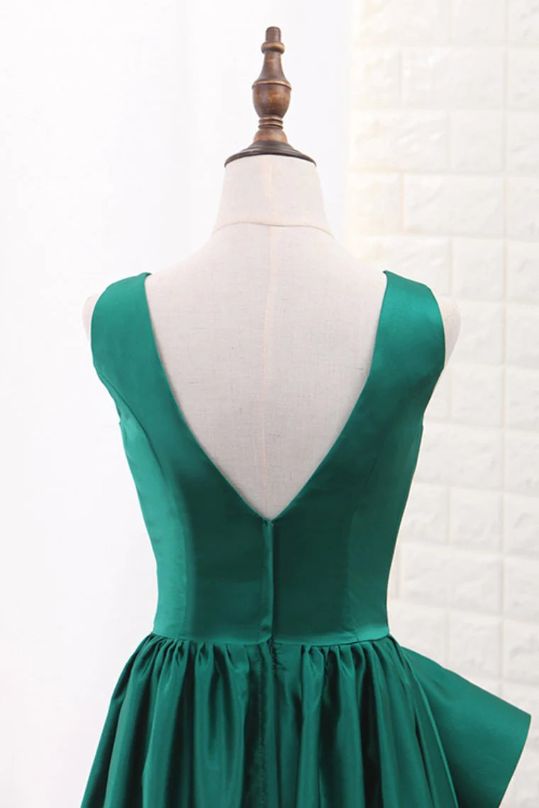 Grünes A-Linien-Ballkleid aus Satin mit V-Ausschnitt und Schleppe 