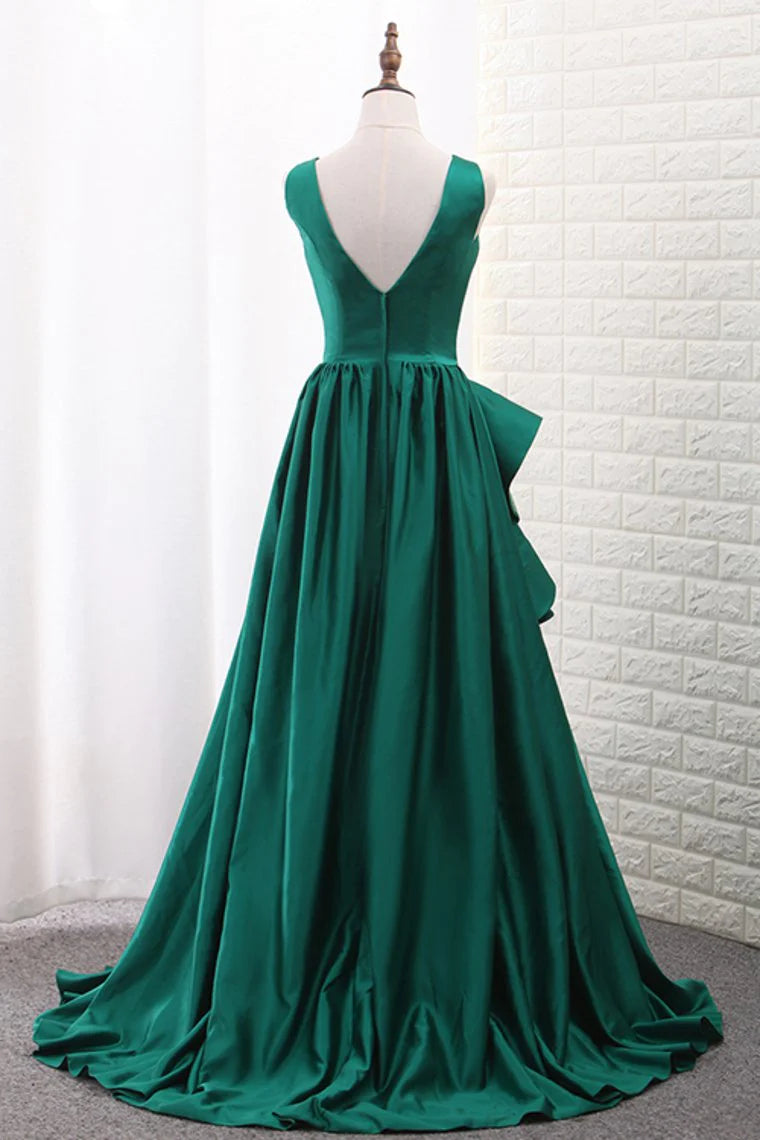 Grünes A-Linien-Ballkleid aus Satin mit V-Ausschnitt und Schleppe 