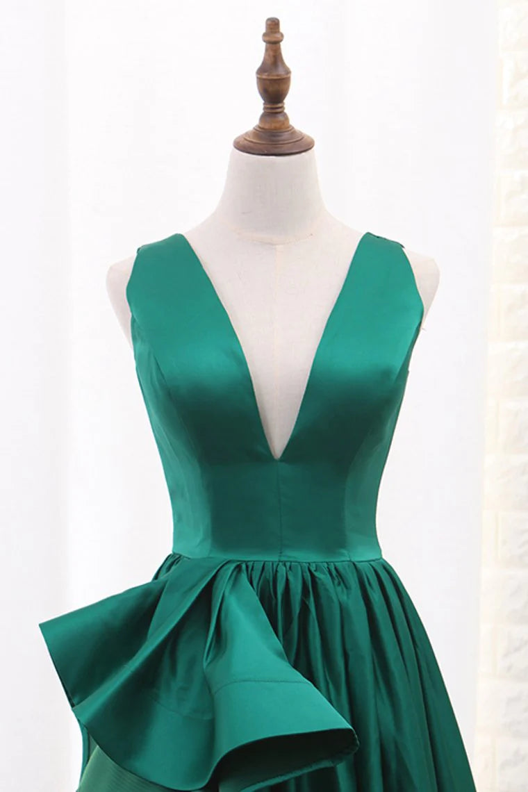 Grünes A-Linien-Ballkleid aus Satin mit V-Ausschnitt und Schleppe 