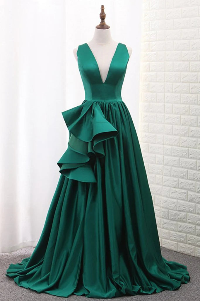 Grünes A-Linien-Ballkleid aus Satin mit V-Ausschnitt und Schleppe 
