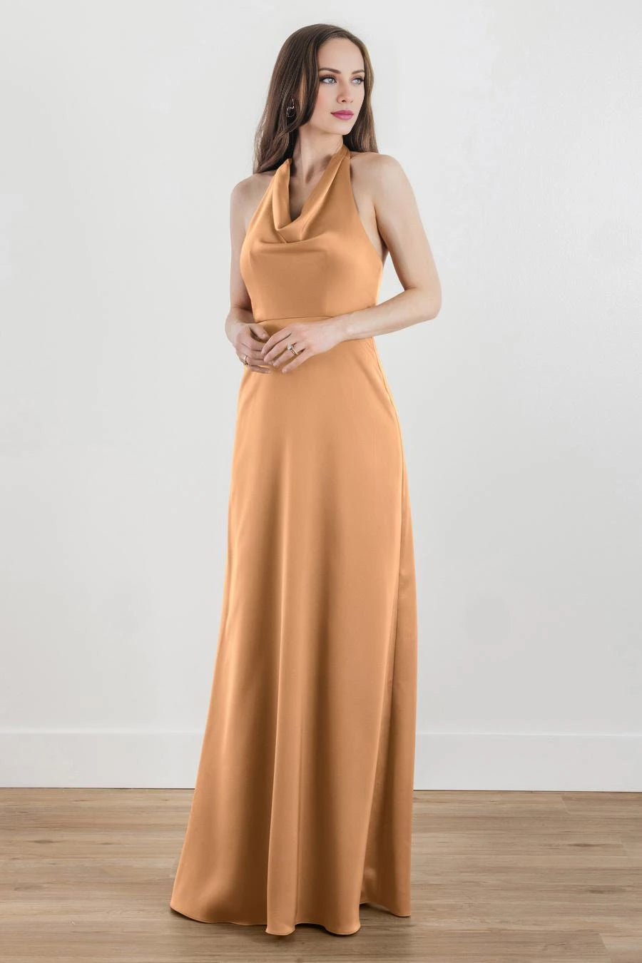 Schulterfreies, ärmelloses, rückenfreies und bodenlanges Abendkleid mit hängendem Kragen