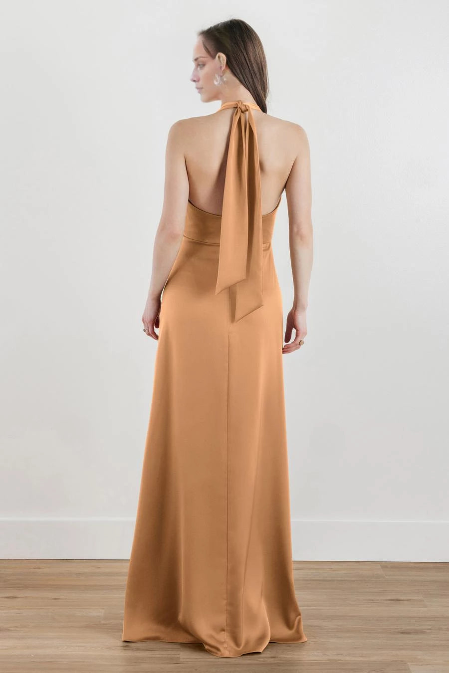 Schulterfreies, ärmelloses, rückenfreies und bodenlanges Abendkleid mit hängendem Kragen