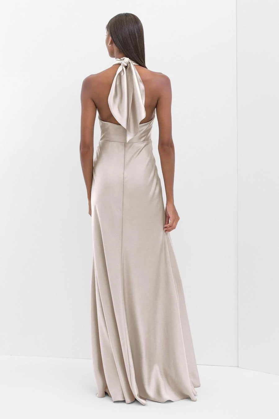 Schulterfreies, ärmelloses, rückenfreies und bodenlanges Ballkleid mit hängendem Halsausschnitt